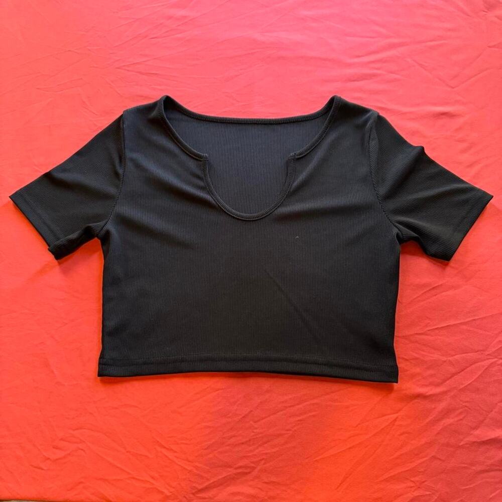 🖤 Chic Black Ribbed Crop Top 🖤Super cute black short sleeve baby tee